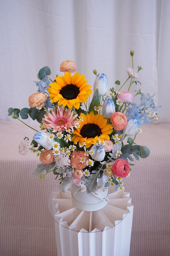 Sunny Beach | Sunflower & Frozen Tulip - Fresh flowers, Box, Sunflower - Flower box - Sunflower - Tulip - 1