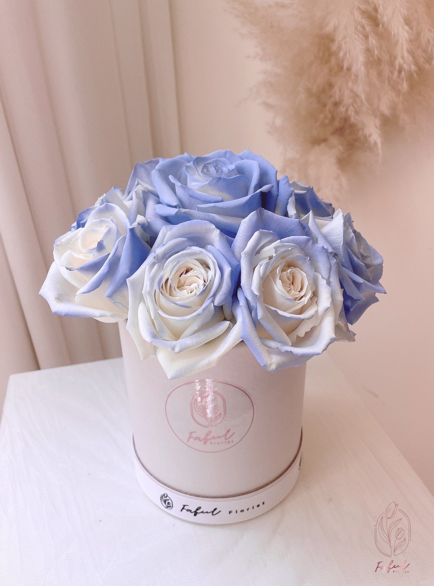  "Frozen Blue Rose Flowers" - A mesmerizing flower box featuring stunning blue roses, perfect flowers for flower delivery in Hong Kong.