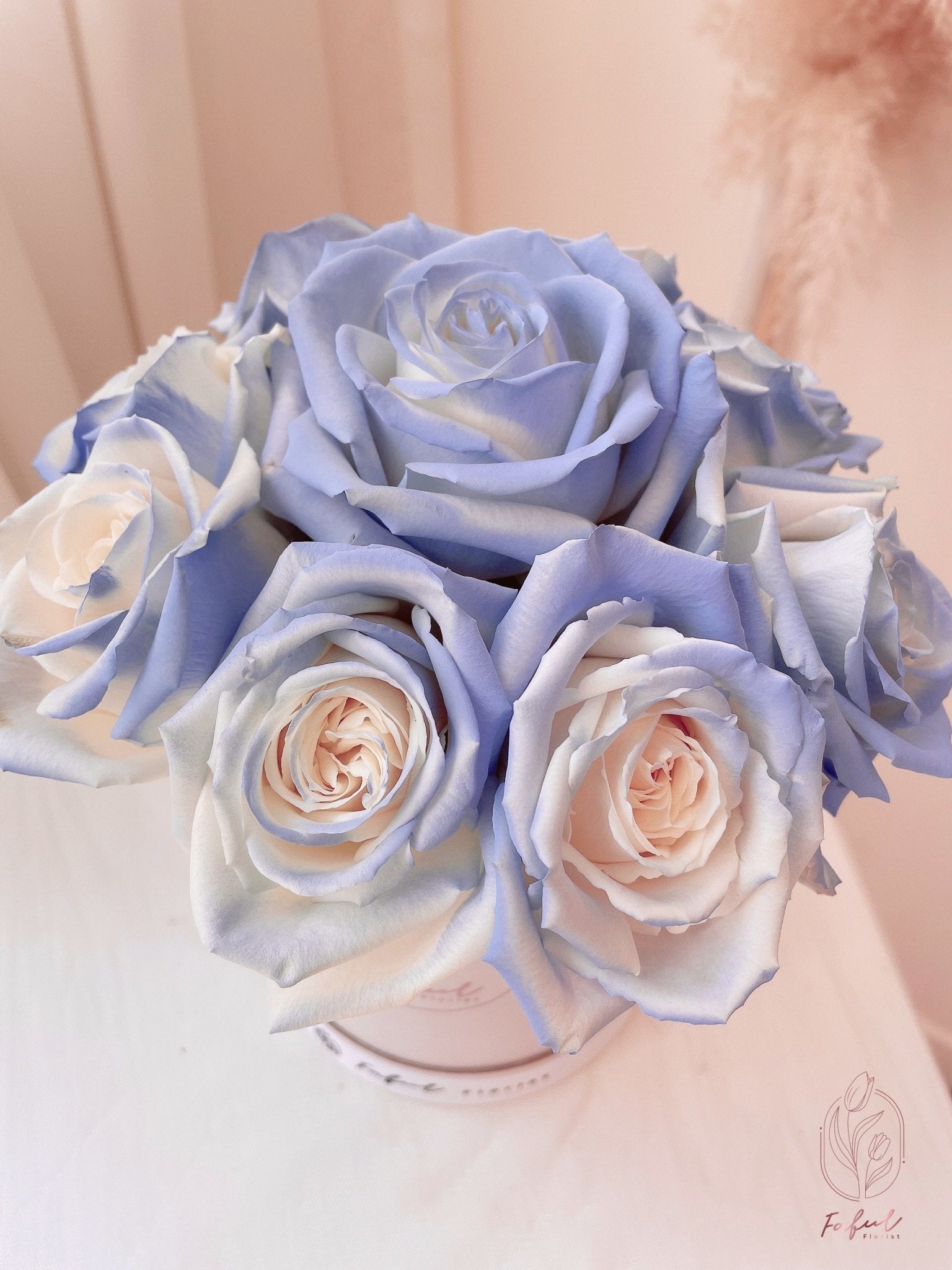  "Frozen Blue Rose Flowers" - A mesmerizing flower box featuring stunning blue roses, perfect flowers for flower delivery in Hong Kong.2