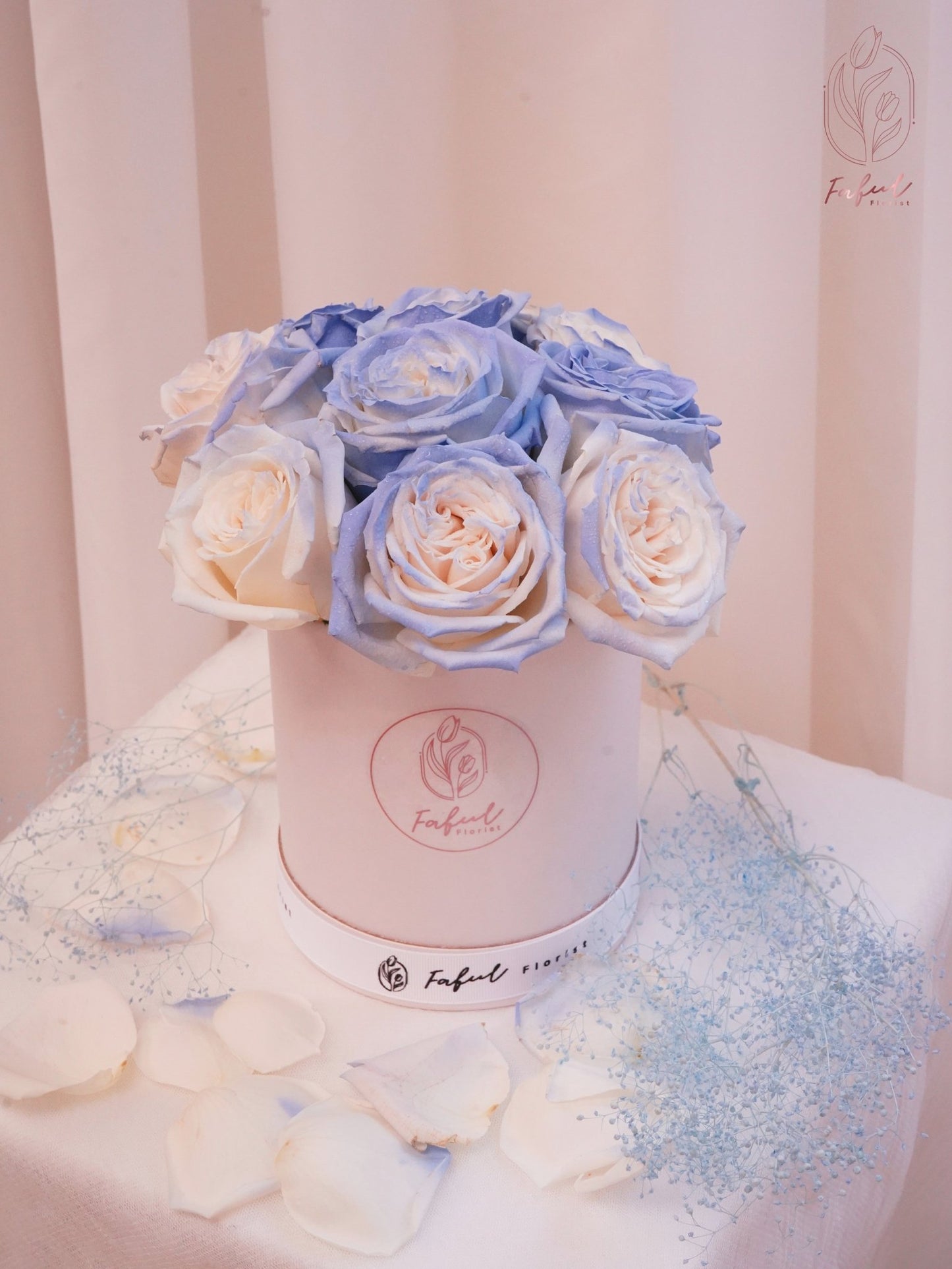  "Frozen Blue Rose Flowers" - A mesmerizing flower box featuring stunning blue roses, perfect flowers for flower delivery in Hong Kong.3