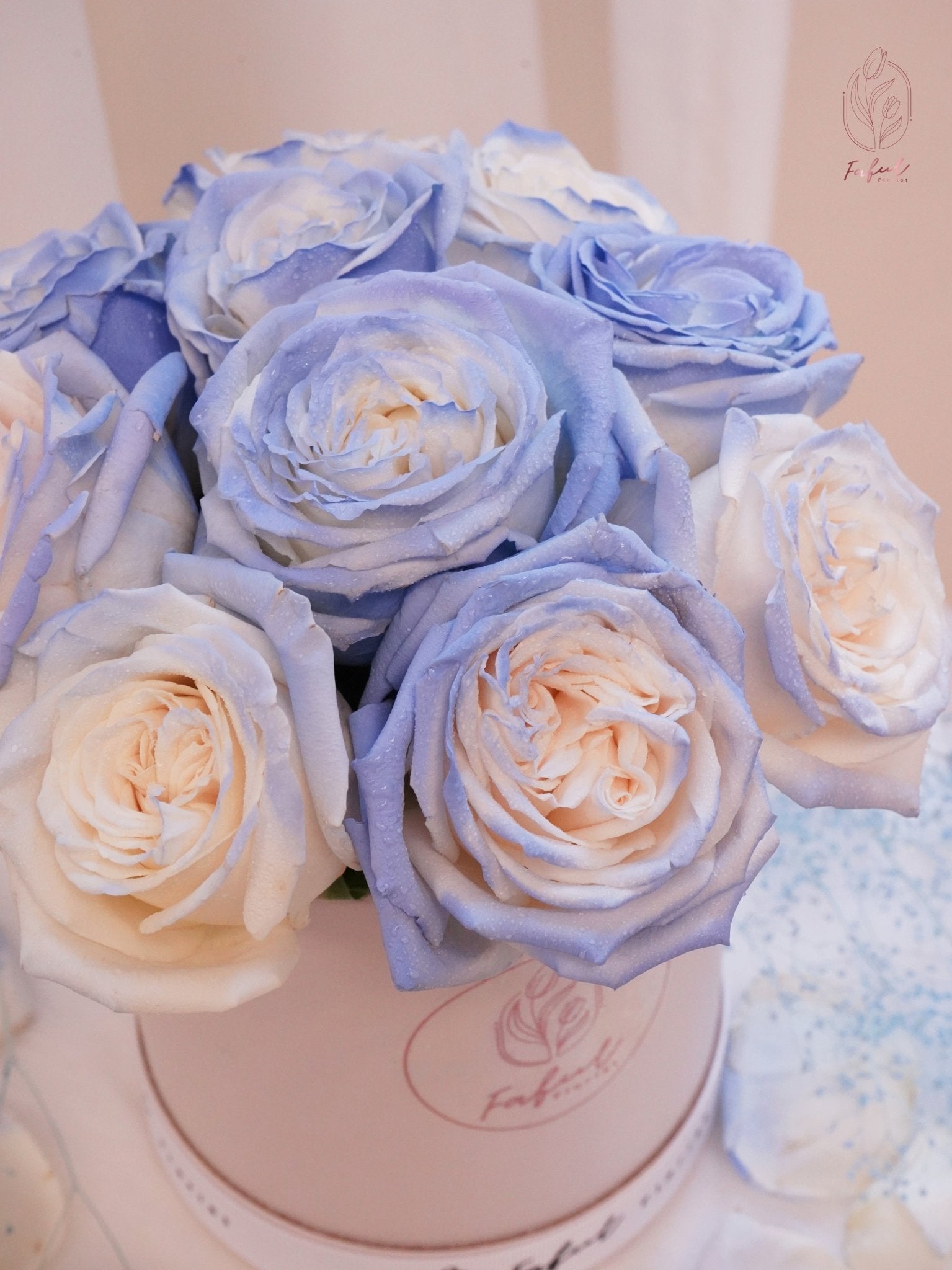  "Frozen Blue Rose Flowers" - A mesmerizing flower box featuring stunning blue roses, perfect flowers for flower delivery in Hong Kong.4