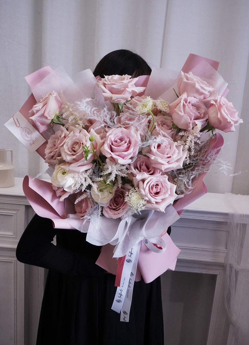 "Creamy Blush Pink Flowers" - A delicate flower arrangement with creamy blush pink quicksand roses, perfect flowers for flower delivery in Hong Kong.5