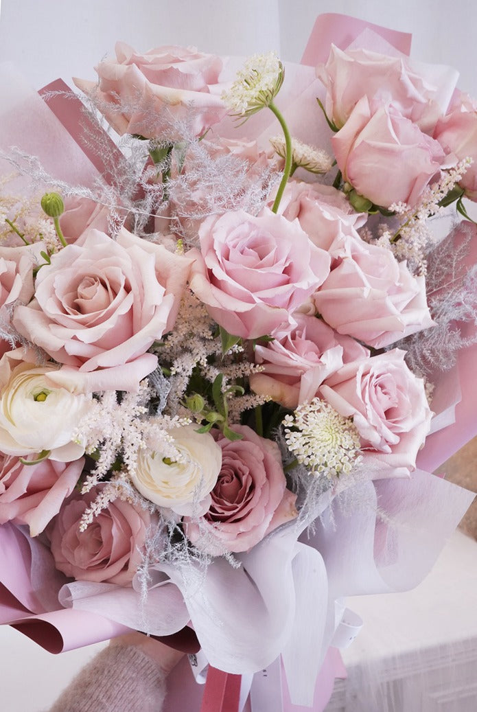 "Creamy Blush Pink Flowers" - A delicate flower arrangement with creamy blush pink quicksand roses, perfect flowers for flower delivery in Hong Kong.7