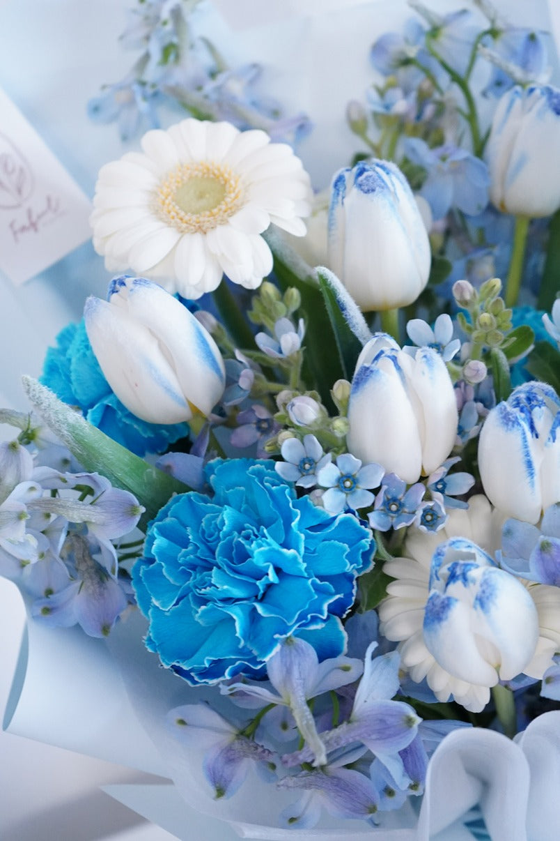 "Ice Blue" - A captivating arrangement of frozen tulips in a stunning shade of blue, available for flower delivery in Hong Kong.2