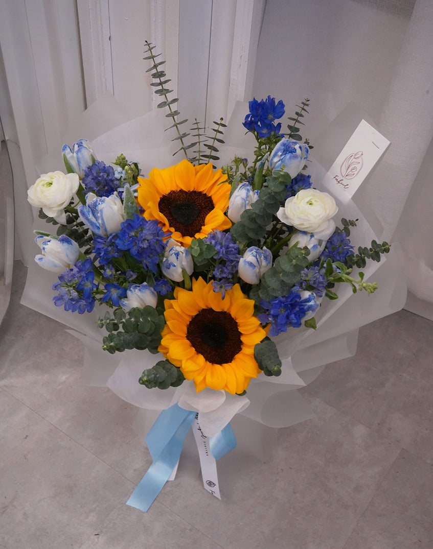 "Sun in Blue Sky" - A sunflower arrangement for flower delivery in Hong Kong. Brighten any occasion with this sunflower bouquet from online flower shop.