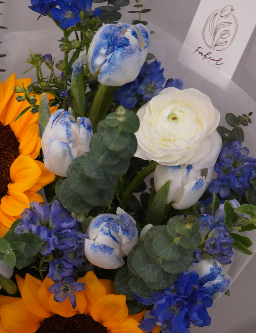 "Sun in Blue Sky" - A sunflower arrangement for flower delivery in Hong Kong. Brighten any occasion with this sunflower bouquet from online flower shop.2