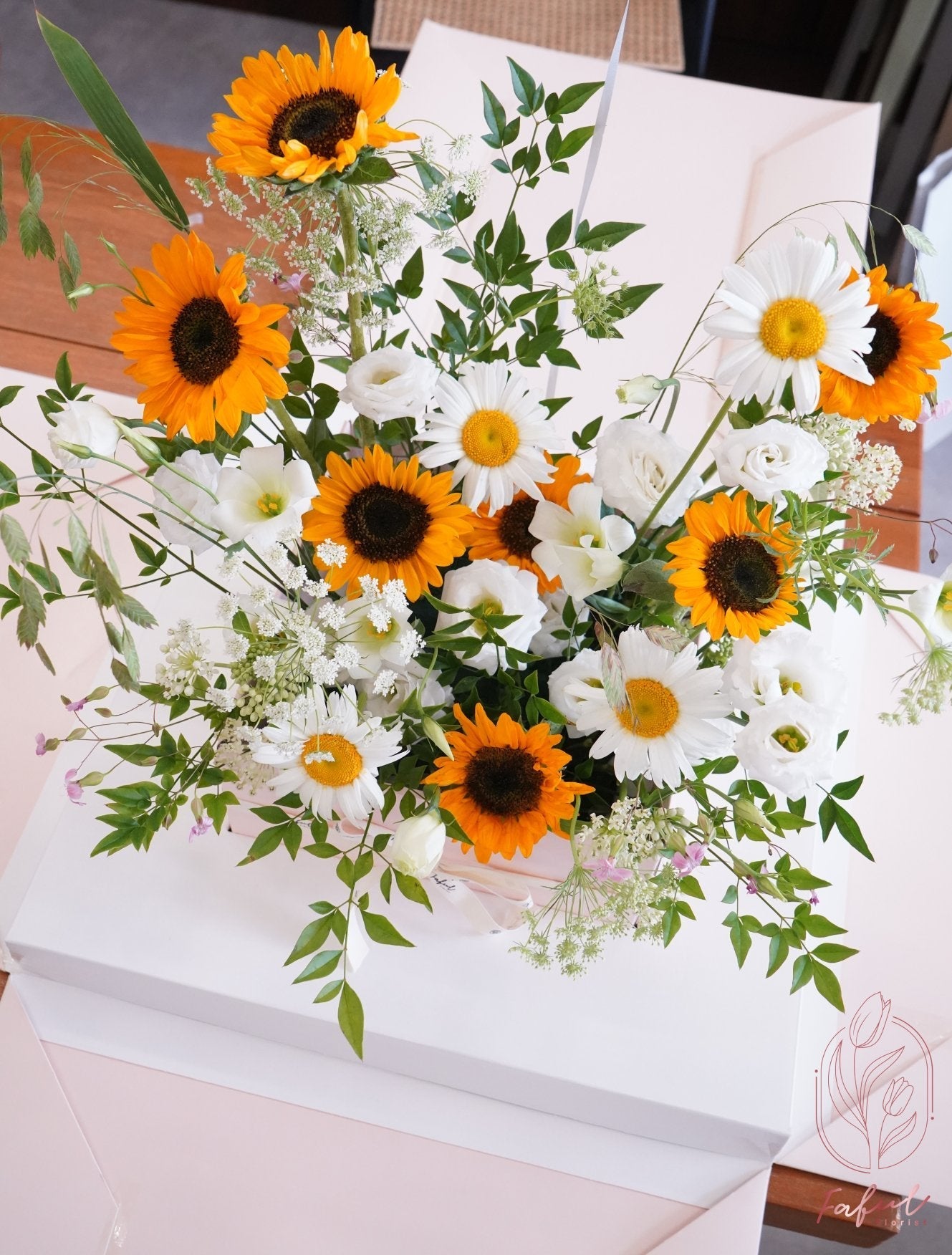 Brightest Bloom | Sunflower - Fresh flowers, Box, Sunflower- Sunflower - Feather - Surprise Box - - 4