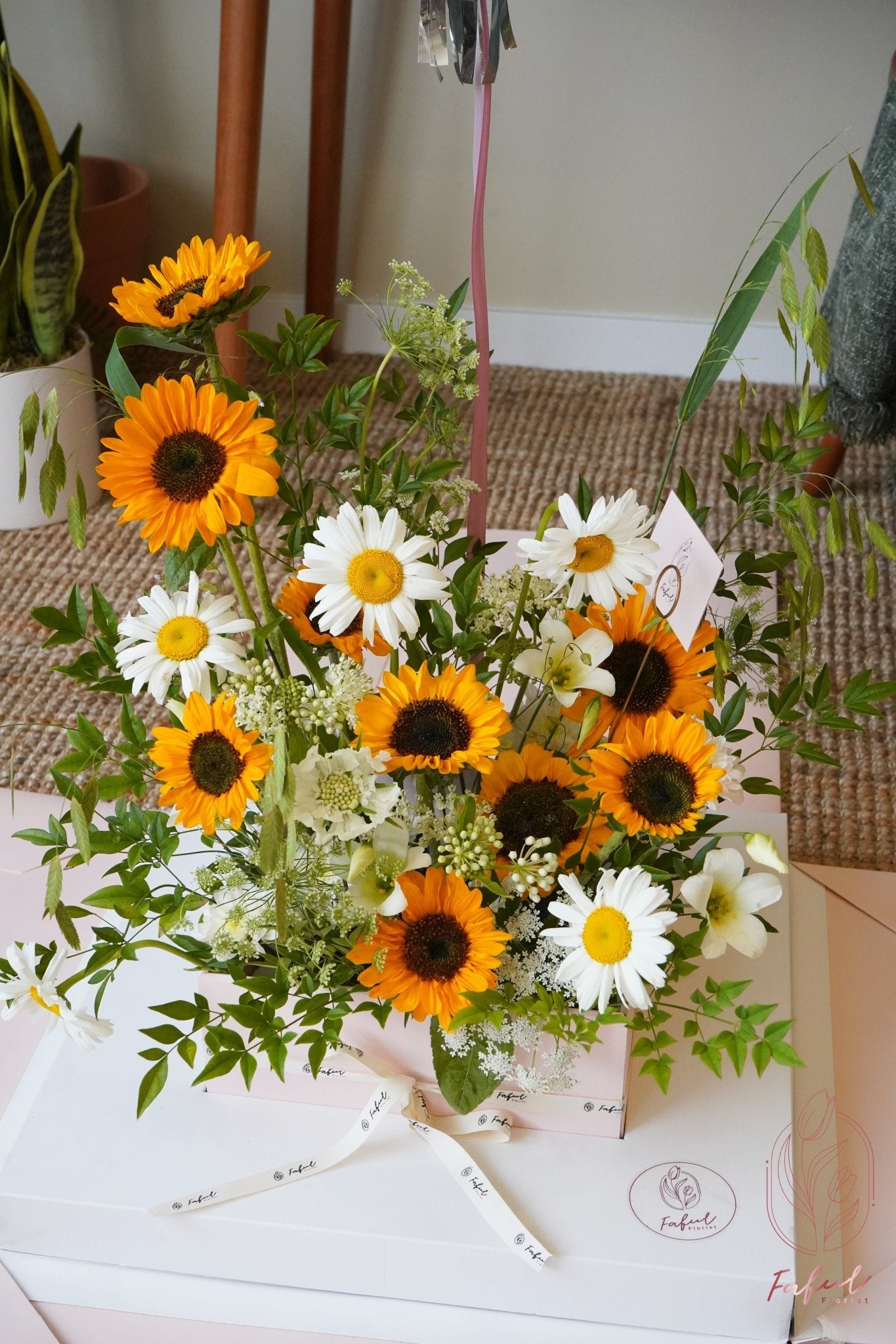 Brightest Bloom | Sunflower - Fresh flowers, Box, Sunflower- Sunflower - Feather - Surprise Box - - 2