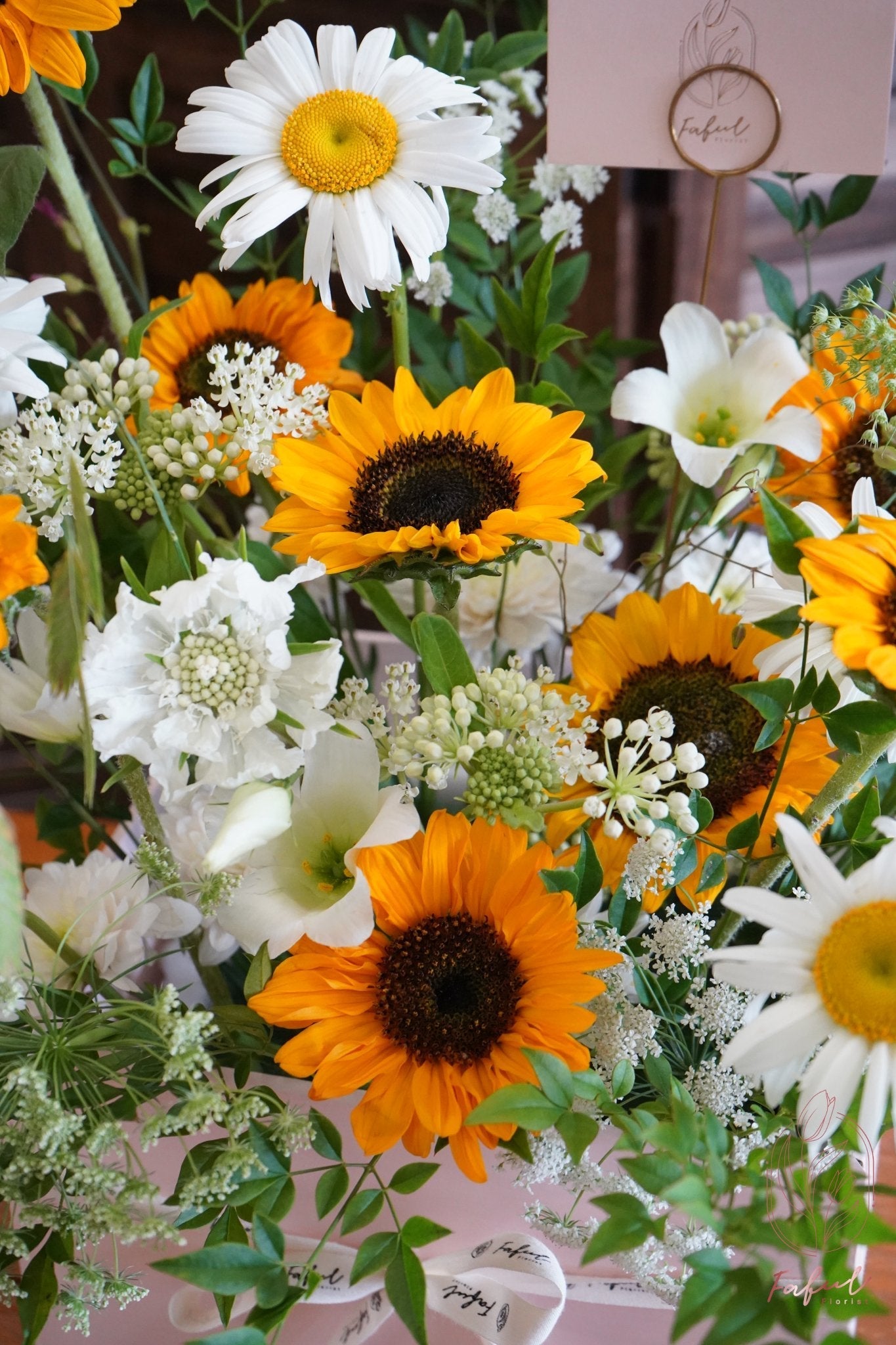 Brightest Bloom | Sunflower - Fresh flowers, Box, Sunflower- Sunflower - Feather - Surprise Box - - 3