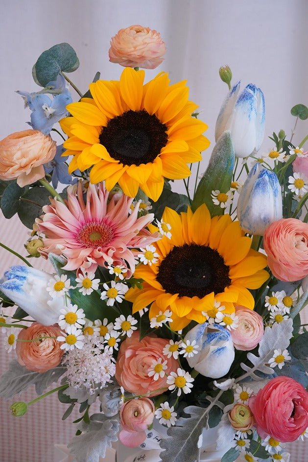 Sunny Beach | Sunflower & Frozen Tulip - Fresh flowers, Box, Sunflower- - - Flower box - - 2