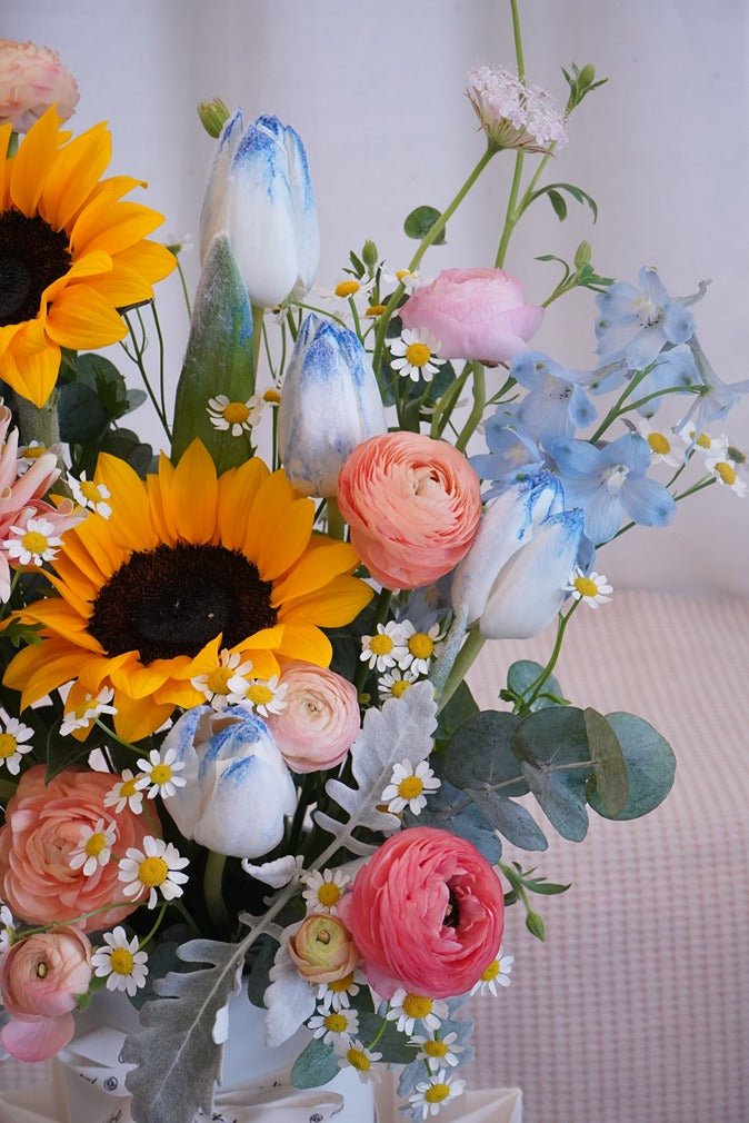 Sunny Beach | Sunflower & Frozen Tulip - Fresh flowers, Box, Sunflower- - - Flower box - - 3