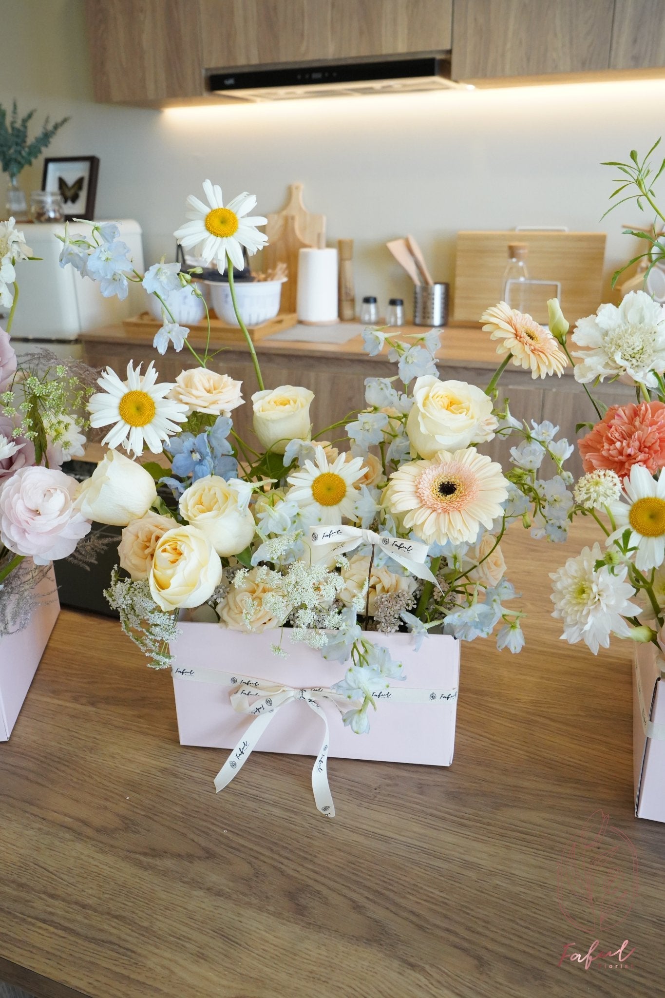 Sunshine | Butter Cup Rose - Fresh flowers, Box, Sunflower- Sunshine - Feather - Surprise Box - - 4